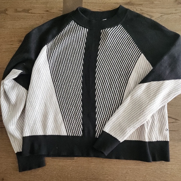 Lululemon L - BLck and Gray Striped Sweater - Picture 12 of 13